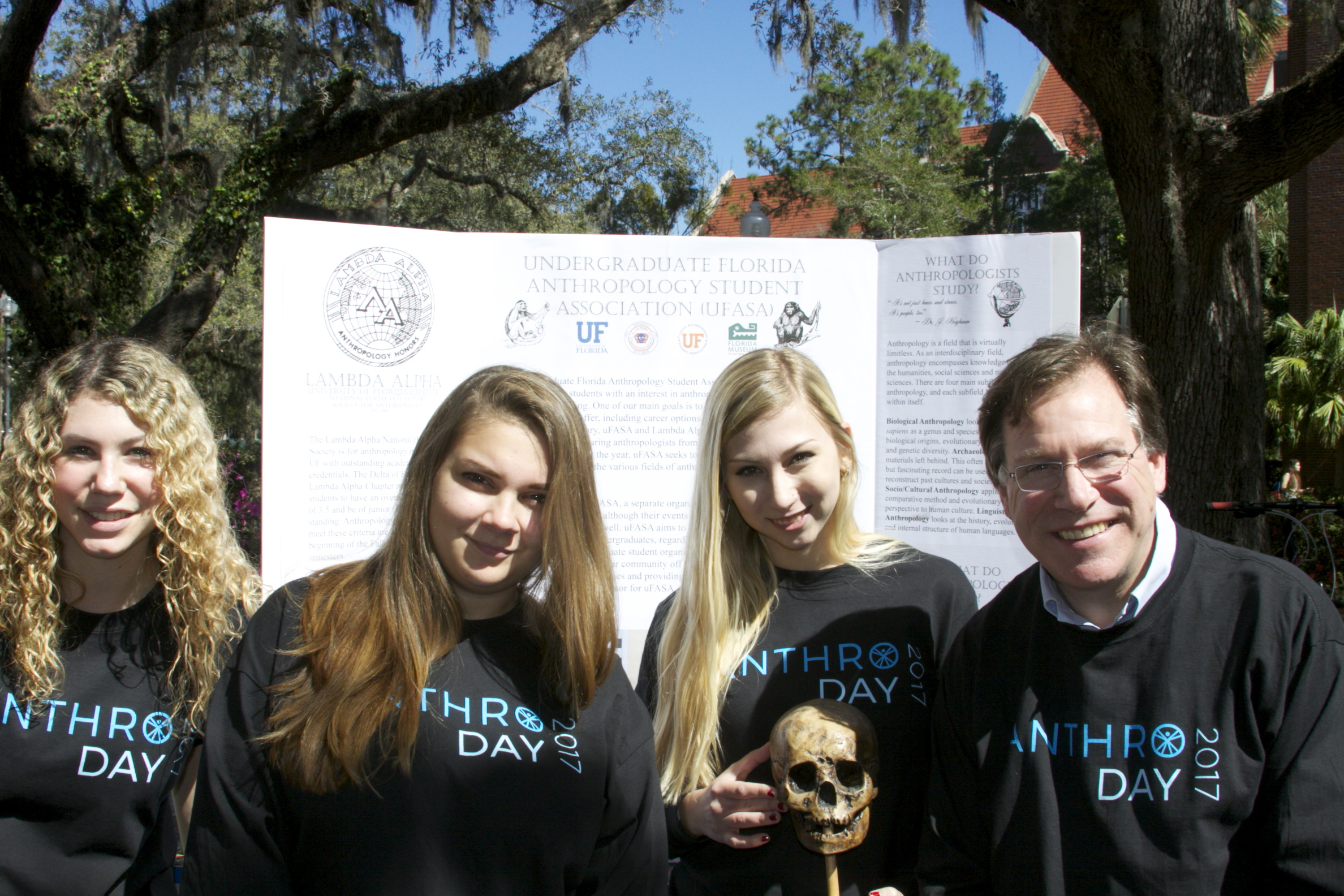 Photo a group of anthropology students at turlington plaza for anthropology day